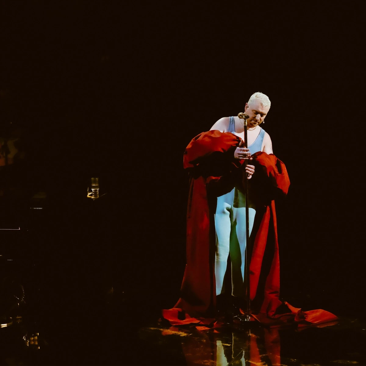 Dancing With A Stranger (Live) Lyrics